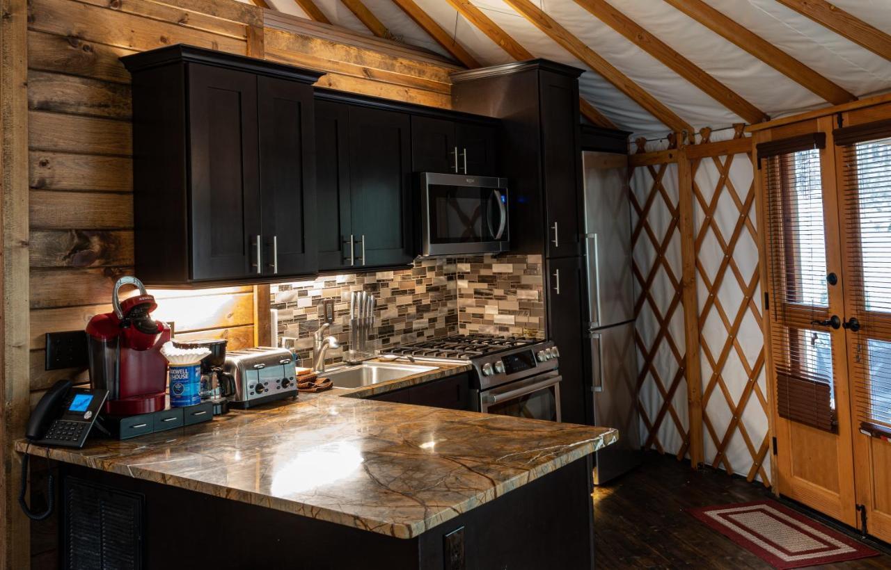 Villa Tranquil Haven Luxy Yurt - Creekside Glamping With Private Hot Tub à Topton Extérieur photo
